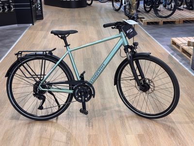 un vélo posé par terre dans un magasin