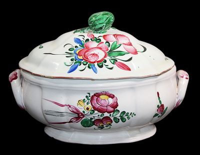 EST, XVIIIème - TERRINE couverte en faïence à décor grand fe… - Photo 1