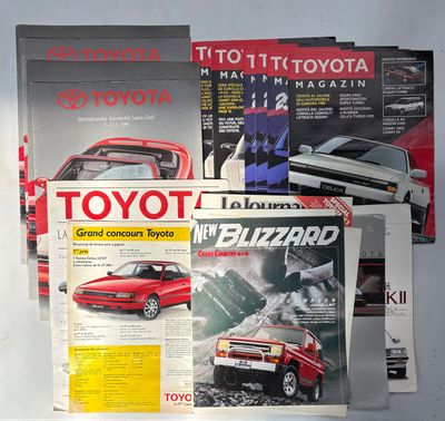 beaucoup de magazines posés sur une table avec une voiture rouge