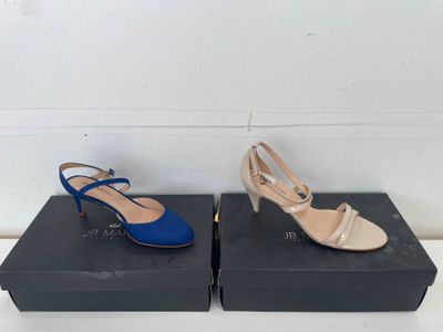 deux paires de chaussures bleues et blanches posées sur une boîte noire