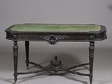 une petite table sur laquelle est posé un coussin vert