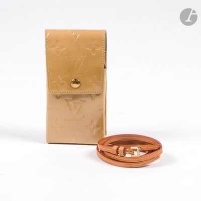 étui-portefeuille orné d'une ceinture et d'un bracelet sur un fond blanc