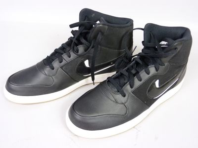 Baskets montantes Nike Air Force en cuir noir à semelles blanches, taille 9,5 pour homme