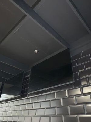 un téléviseur accroché au mur dans une pièce