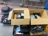 deux boîtes contenant du matériel électronique posées sur un carton