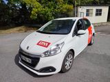 une voiture blanche avec un autocollant rouge, garée sur un parking