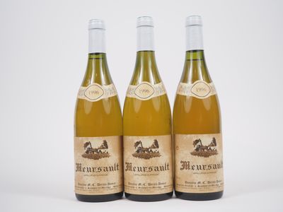 trois bouteilles de vin posées les unes à côté des autres sur une surface blanche