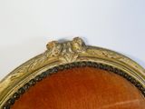 une chaise rouge avec un cadre doré