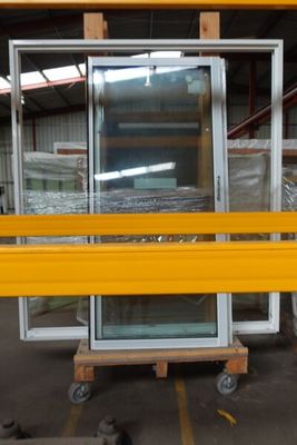un banc jaune qui se trouve devant des fenêtres