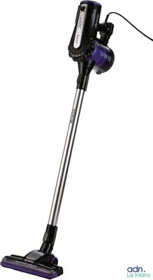 un aspirateur dont le cordon est fixé à la poignée