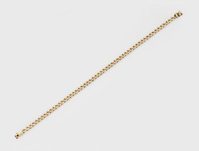 un bracelet en chaîne dorée muni d'un fermoir à boule, sur fond blanc