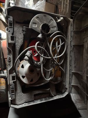 une boîte métallique contenant tout un tas de fils