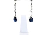 une photo d'une paire de boucles d'oreilles en saphir et diamant