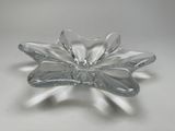 une fleur en verre posée sur une table