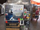 un chariot métallique contenant de nombreux articles dans un entrepôt