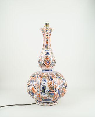 une lampe posée sur une table blanche