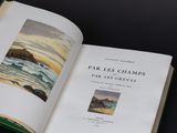 un livre ouvert sur lequel figure l'image d'une plage
