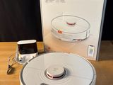 La boîte du robot se trouve sur la table, à côté de l'autre boîte.