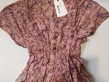 un gros plan d'une chemise suspendue à un cintre accroché au mur