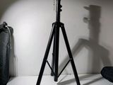 un appareil photo posé sur un trépied à côté d'un sac