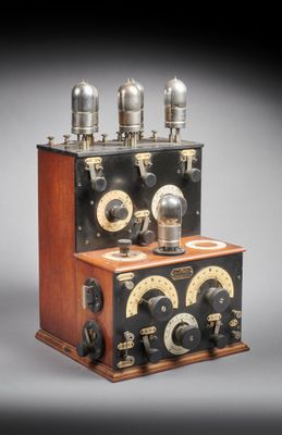 an old fashioned radio with three different speakers on top of it