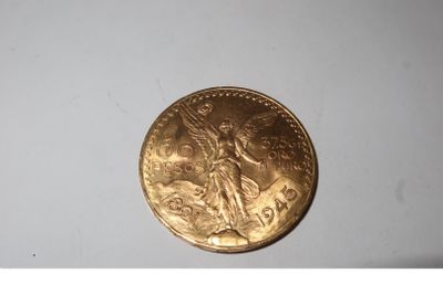 une pièce d'or sur une surface blanche