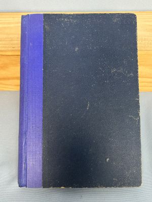 un vieux livre posé sur une table en bois
