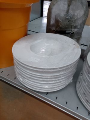 de nombreuses assiettes et bols sur une étagère dans un magasin