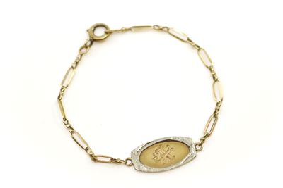 un gros plan d'un bracelet orné d'un ovale en or
