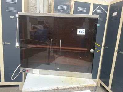 une porte vitrée ouverte vers l'extérieur d'un bâtiment