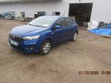 une photo d'une voiture bleue garée devant un immeuble