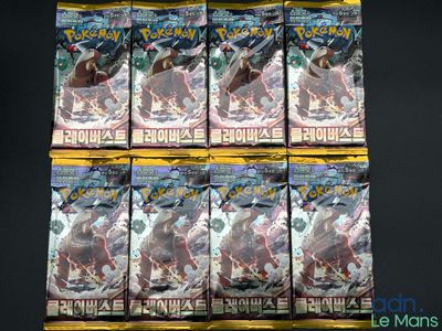 plusieurs paquets de cartes à collectionner Pokémon empilés les uns sur les autres
