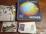 une boîte de cartes postales et un livre posés sur une table
