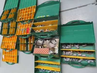 de nombreuses poubelles vertes et jaunes accrochées au mur d'un immeuble