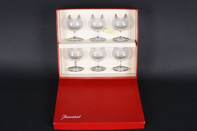 six verres à vin dans une boîte rouge sur fond noir