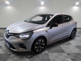 une voiture argentée garée dans une pièce au sol en damier