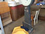 une horloge posée sur un socle dans une pièce