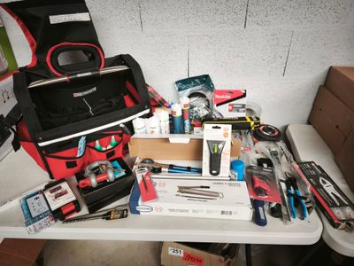 une table sur laquelle sont posés de nombreux outils, dans une pièce