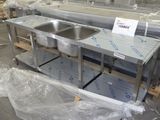 Plusieurs éviers en acier inoxydable sont exposés dans un entrepôt