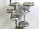 une lampe de table argentée posée sur une table