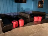 une pièce où il y a beaucoup de canapés et de tables