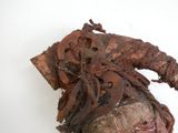 une sculpture représentant une femme avec des dreadlocks sur la tête