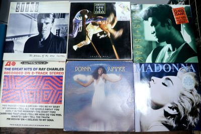 beaucoup de CD de musique sur la table