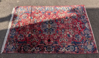 un tapis posé par terre sur lequel se dessine l'ombre d'une personne qui passe