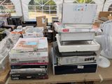 de nombreuses boîtes contenant du matériel électronique posées sur une table sous une tente