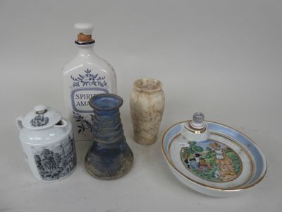 de nombreux types de vases différents posés sur une table