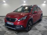 un 4x4 rouge garé dans un garage au sol en damier