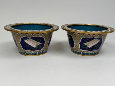 une paire de vases bleus et dorés sur fond blanc