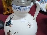 un pichet blanc orné d'un motif bleu et blanc