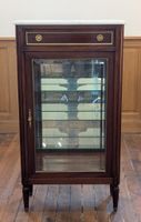 Vitrine droite en acajou sculpté et laiton doré, ouvrant par… (photo 2)